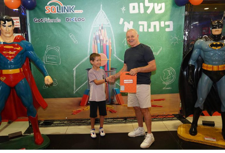 תמיר גורן, מנכל קבוצת SQLink עם ילדים של עובדי הקבוצה צילום באדיבות סקיולינק (1)